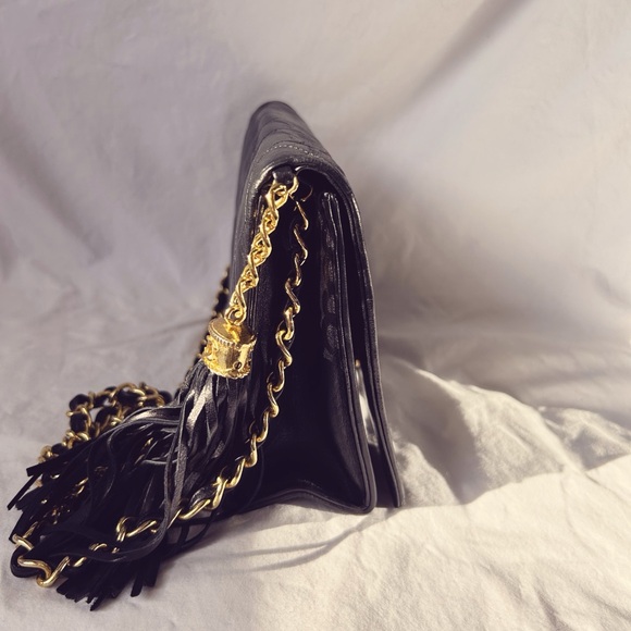 PRE-LOVED CHANEL™ 1986-88 BLACK QUILTED LAMBSKIN CC TASSEL FLAP BAG - Picture 3 of 15